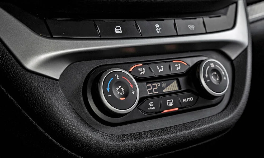 Фото LADA Vesta Sport (2026) — блок климат-контроля. Физические клавиши температуры и обдува. Раздельные зоны позволяют водителю и пассажиру выбрать свою температуру LADA Vesta Sport (2026) — блок климат-контроля