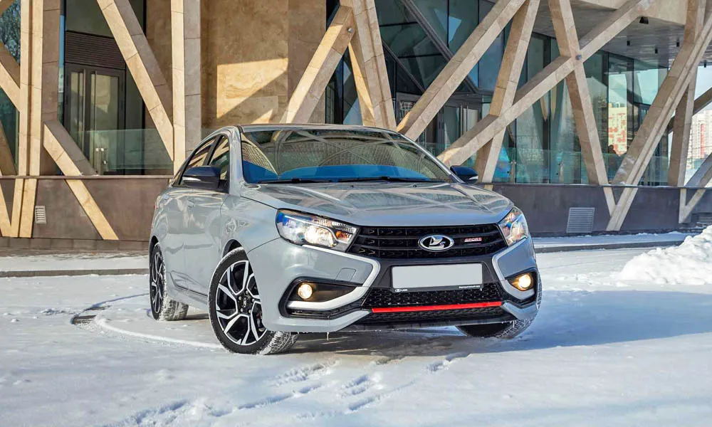 Фото LADA Vesta Sport (2026) — вид спереди. Оптика, решётка и бампер — первое впечатление о модели. Дневные ходовые огни включаются автоматически с запуском LADA Vesta Sport (2026) — вид спереди
