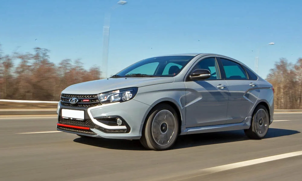 Фото LADA Vesta Sport (2026) — вид спереди, фото 4. Анфас: пропорции капота, посадка кузова и графика ходовых огней. Дневные ходовые огни включаются автоматически с запуском LADA Vesta Sport (2026) — вид спереди, фото 4