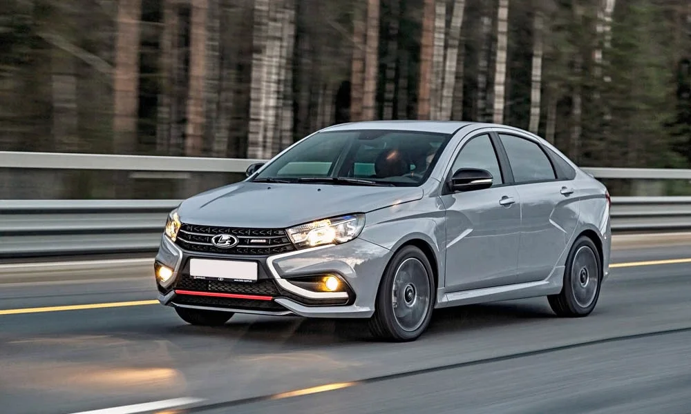 Фото LADA Vesta Sport (2026) — вид спереди, фото 6. Оптика, решётка и бампер — первое впечатление о модели. Рисунок ходовых огней — подпись модели, по нему её узнают в потоке LADA Vesta Sport (2026) — вид спереди, фото 6
