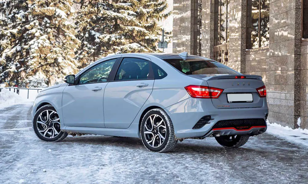 Фото LADA Vesta Sport (2026) — вид сзади. Линия крыши, стойки и задняя дверь в сером исполнении. Светодиодная полоса или раздельные секции — задняя оптика стала главным украшением кормы LADA Vesta Sport (2026) — вид сзади