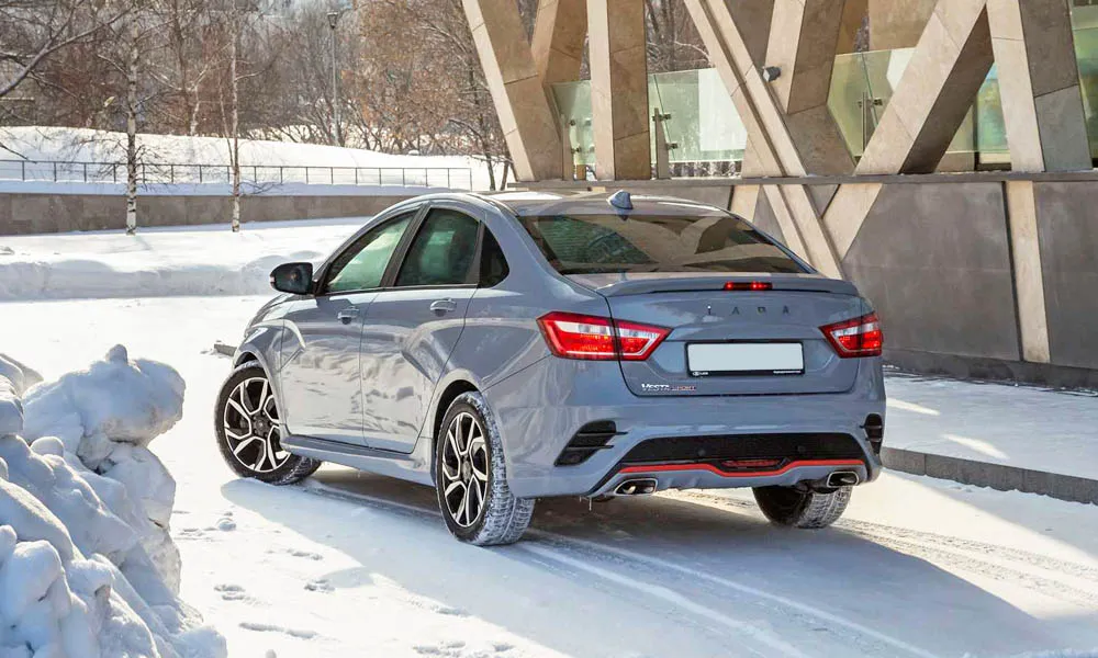 Фото LADA Vesta Sport (2026) — вид сзади, фото 2. Линия крыши, стойки и задняя дверь в сером исполнении. Светодиодная полоса или раздельные секции — задняя оптика стала главным украшением кормы LADA Vesta Sport (2026) — вид сзади, фото 2