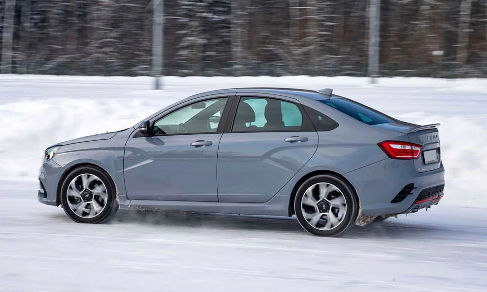 Фото LADA Vesta Sport (2026) — вид сзади, фото 3. Графика фонарей, бампер и оформление пятой двери LADA Vesta Sport (2026) — вид сзади, фото 3