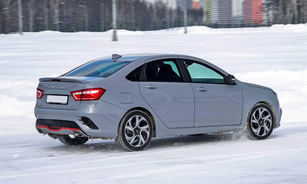 Фото LADA Vesta Sport (2026) — вид сзади, фото 4. Линия крыши, стойки и задняя дверь в сером исполнении. Насадки выхлопа или их имитация внизу бампера различают версии LADA Vesta Sport (2026) — вид сзади, фото 4