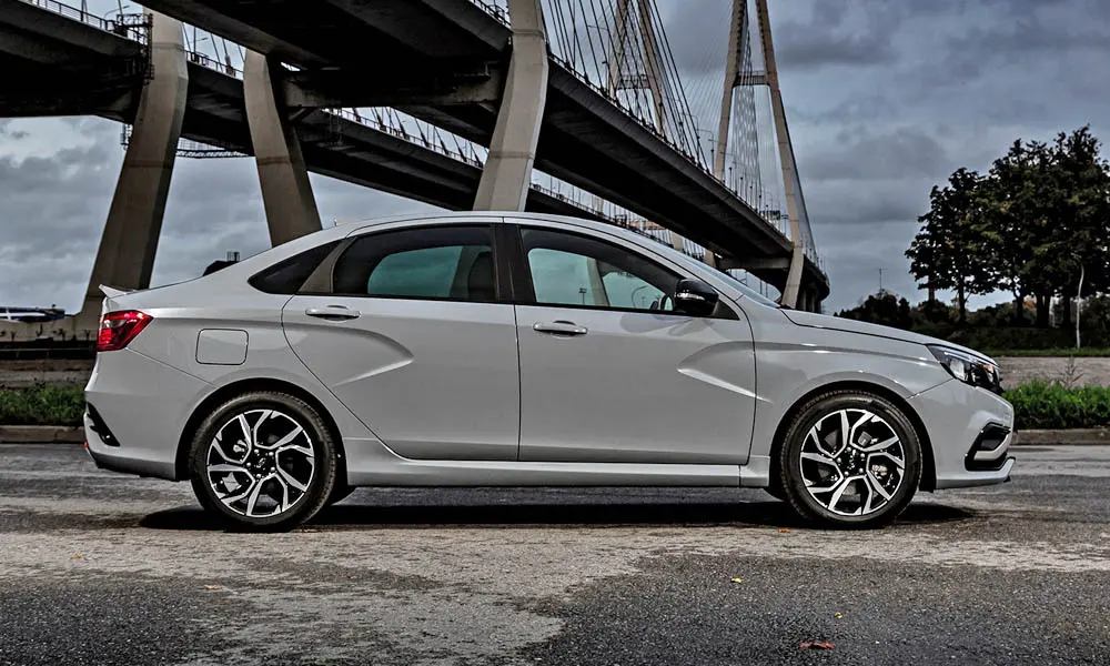 Фото LADA Vesta Sport (2026) — вид сбоку, фото 2. Профиль кузова: колёсная база, свесы и линия остекления LADA Vesta Sport (2026) — вид сбоку, фото 2