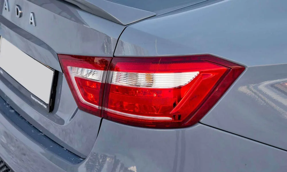 Фото LADA Vesta Sport (2026) — задние фонари. Рассеиватель фонаря вблизи: компоновка секций габарита, стопа и поворотника. Динамические поворотники с бегущей индикацией встречаются в старших комплектациях LADA Vesta Sport (2026) — задние фонари