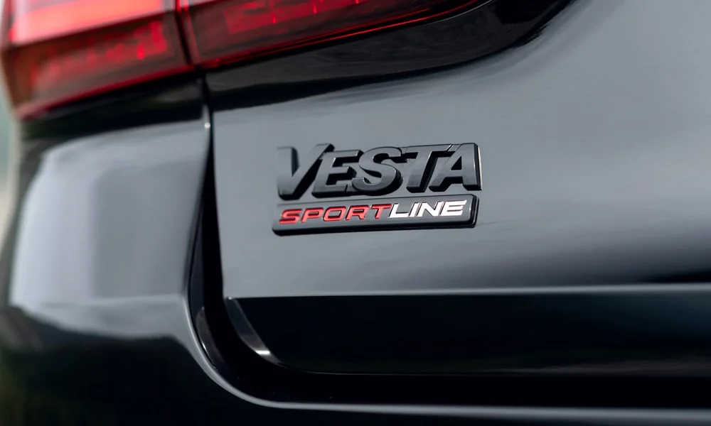 Фото LADA Vesta Sportline (2023) — эмблема. Фирменный шильдик на кузове — знак принадлежности к марке LADA Vesta Sportline (2023) — эмблема