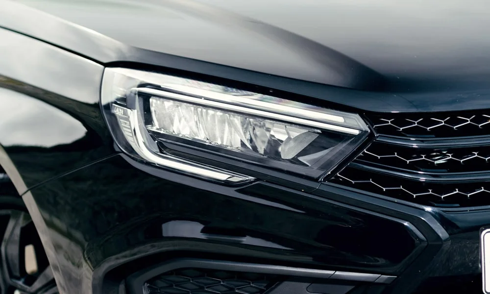 Фото LADA Vesta Sportline (2023) — передняя оптика. Фара вблизи — самый детализированный элемент экстерьера LADA Vesta Sportline (2023) — передняя оптика