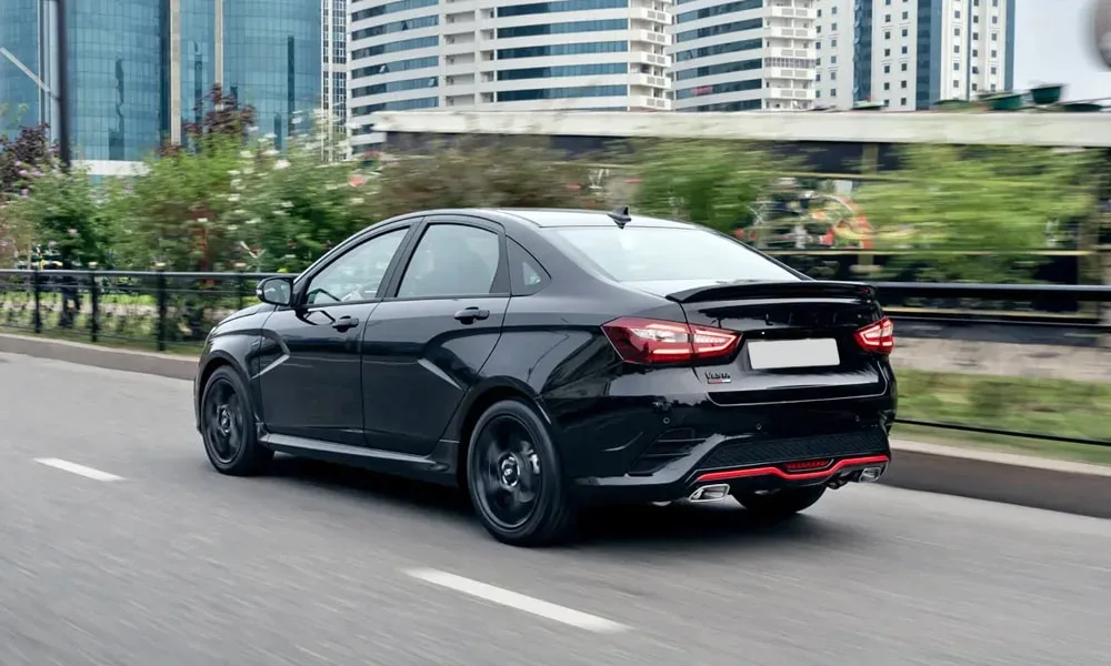 Фото LADA Vesta Sportline (2023) — вид сзади, фото 5. Линия крыши, стойки и задняя дверь в чёрном исполнении LADA Vesta Sportline (2023) — вид сзади, фото 5