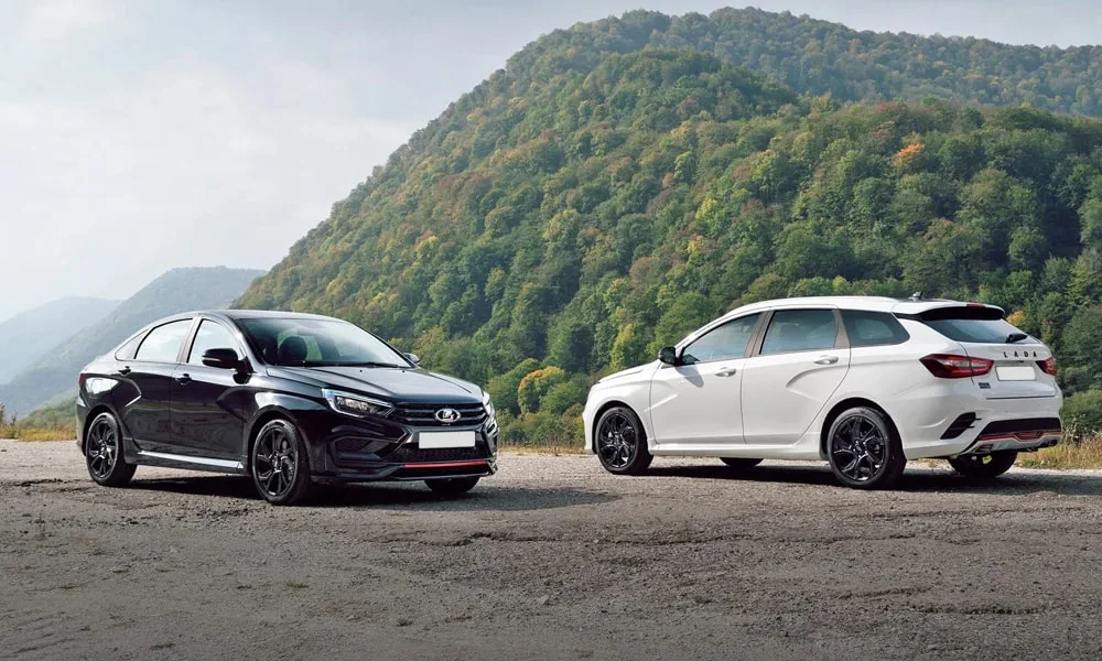 Фото LADA Vesta Sportline (2023) — вид сзади, фото 6. Графика фонарей, бампер и оформление пятой двери. Насадки выхлопа или их имитация внизу бампера различают версии LADA Vesta Sportline (2023) — вид сзади, фото 6