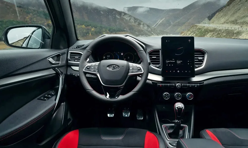 Фото LADA Vesta Sportline (2023) — руль. Обшивка обода и компоновка спиц крупным планом. Клавиши на спицах управляют медиа, круизом и ассистентами — руки остаются на руле LADA Vesta Sportline (2023) — руль