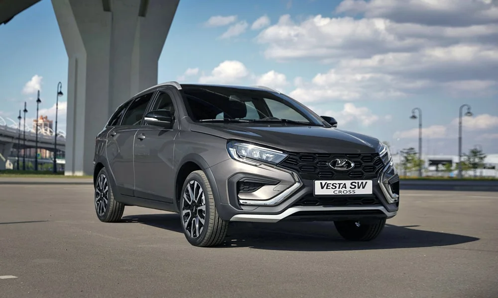 Фото LADA Vesta SW Cross (2023) — вид спереди, фото 2. Передок в сером исполнении — крупная светотехника и выразительный бампер. Дневные ходовые огни включаются автоматически с запуском LADA Vesta SW Cross (2023) — вид спереди, фото 2