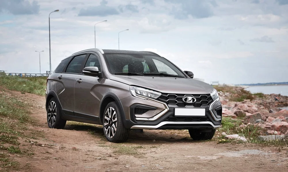 Фото LADA Vesta SW Cross (2023) — вид спереди, фото 5. Передок в коричневом исполнении — крупная светотехника и выразительный бампер LADA Vesta SW Cross (2023) — вид спереди, фото 5