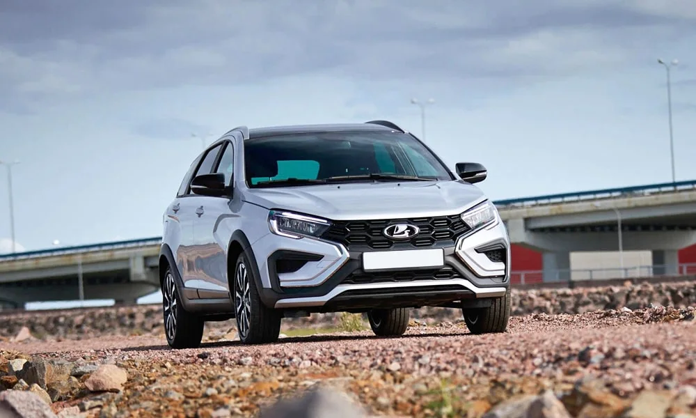 Фото LADA Vesta SW Cross (2023) — вид спереди, фото 9. Серебристый кузов, строгая симметрия оптики — базовый ракурс знакомства с дизайном. Дневные ходовые огни включаются автоматически с запуском LADA Vesta SW Cross (2023) — вид спереди, фото 9