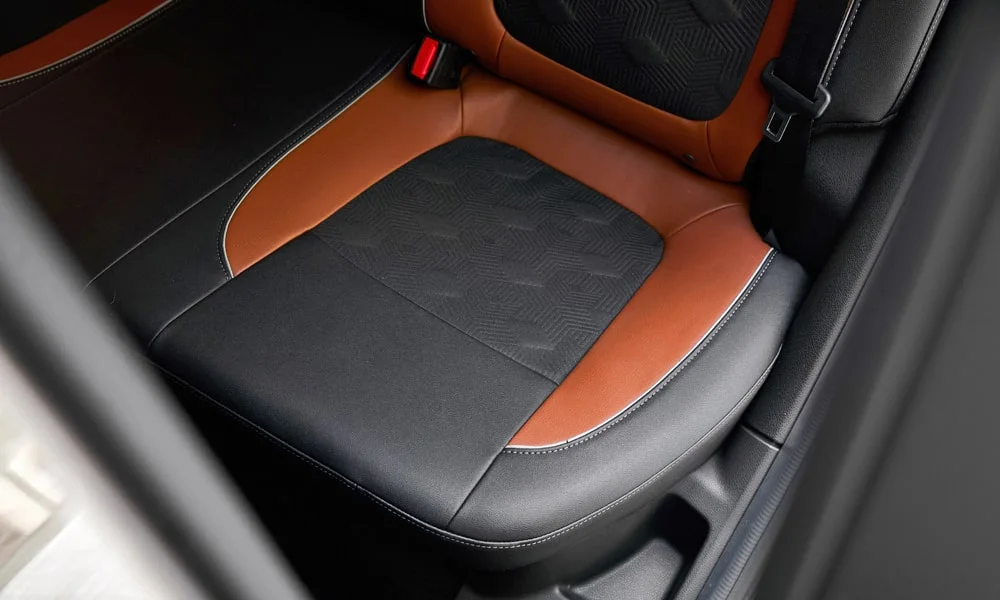 Фото LADA Vesta SW Cross (2023) — интерьер, фото 3. Общий план салона: архитектура панели, консоль и кресла. Светлая гамма зрительно расширяет салон, тёмная — практичнее в уходе LADA Vesta SW Cross (2023) — интерьер, фото 3