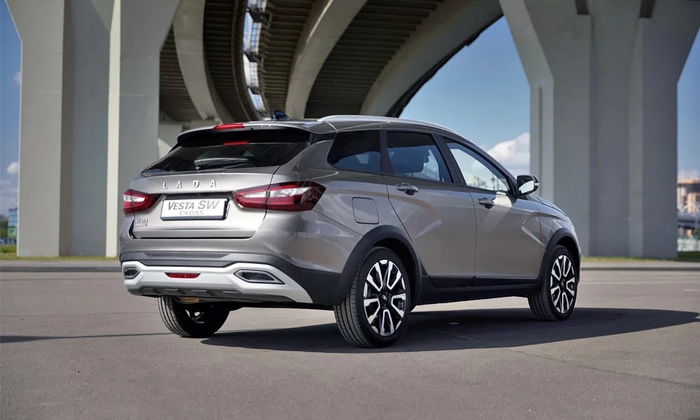 Фото LADA Vesta SW Cross (2023) — вид сзади. Графика фонарей, бампер и оформление пятой двери LADA Vesta SW Cross (2023) — вид сзади