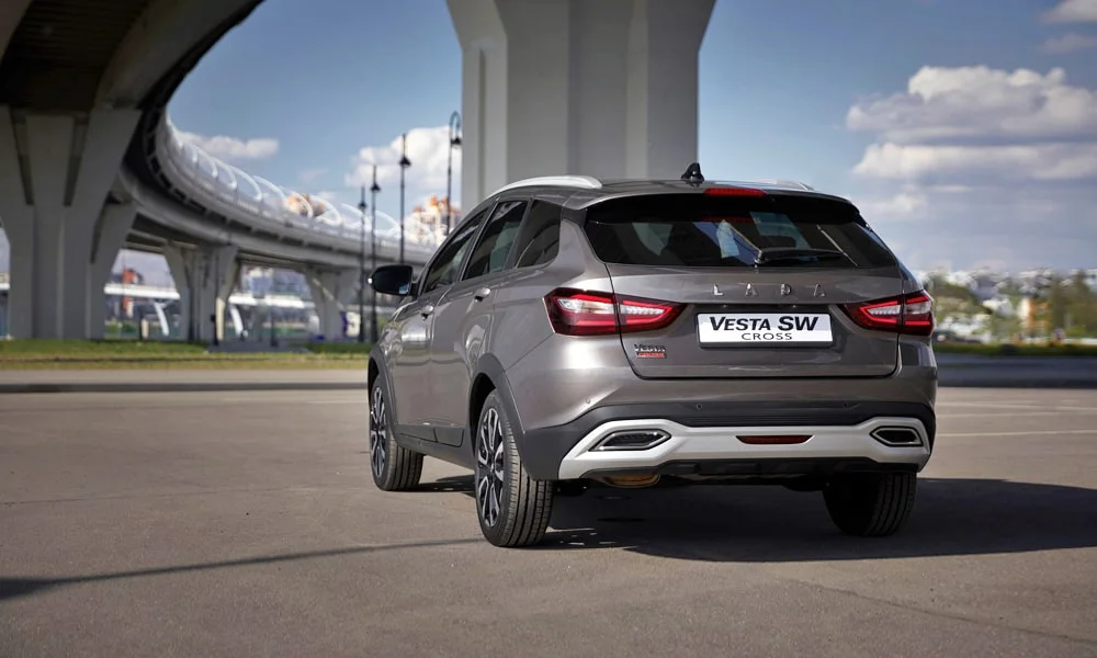 Фото LADA Vesta SW Cross (2023) — вид сзади, фото 2. Графика фонарей, бампер и оформление пятой двери LADA Vesta SW Cross (2023) — вид сзади, фото 2