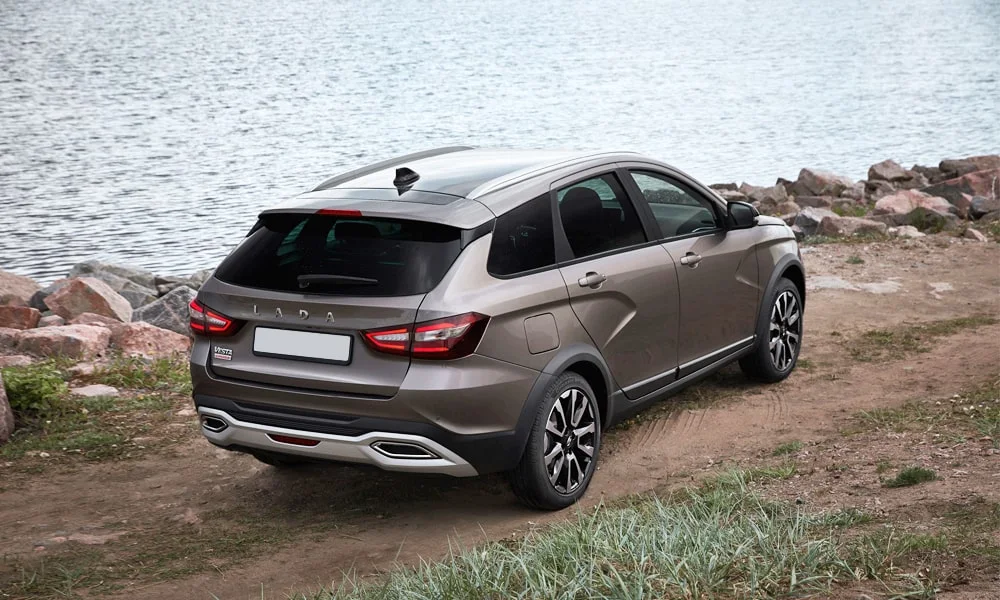 Фото LADA Vesta SW Cross (2023) — вид сзади, фото 8. Графика фонарей, бампер и оформление пятой двери LADA Vesta SW Cross (2023) — вид сзади, фото 8
