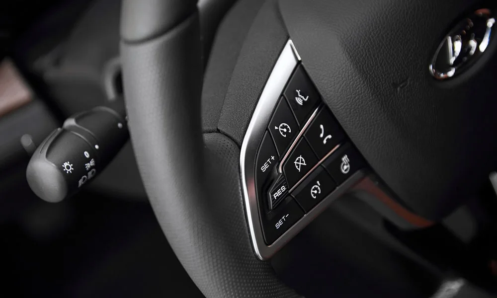 Фото LADA Vesta SW Cross (2023) — руль, фото 2. Обшивка обода и компоновка спиц крупным планом LADA Vesta SW Cross (2023) — руль, фото 2