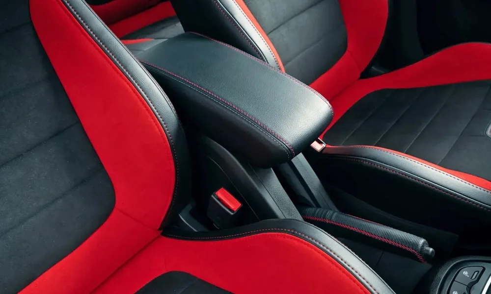 Фото LADA Vesta SW Sportline — центральный подлокотник. Подлокотник консоли: зона отдыха правой руки и крышка бокса. Внутри — бокс для мелочей; у ряда версий с охлаждением и USB LADA Vesta SW Sportline — центральный подлокотник