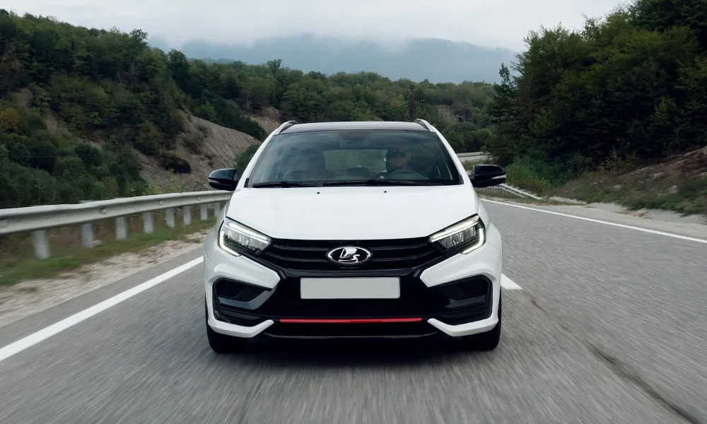 Фото LADA Vesta SW Sportline — вид спереди, фото 4. Анфас: пропорции капота, посадка кузова и графика ходовых огней. Дневные ходовые огни включаются автоматически с запуском LADA Vesta SW Sportline — вид спереди, фото 4