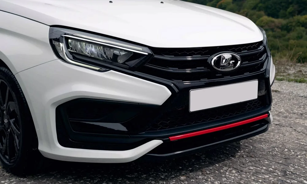 Фото LADA Vesta SW Sportline — вид спереди, фото 5. Белый кузов, строгая симметрия оптики — базовый ракурс знакомства с дизайном LADA Vesta SW Sportline — вид спереди, фото 5