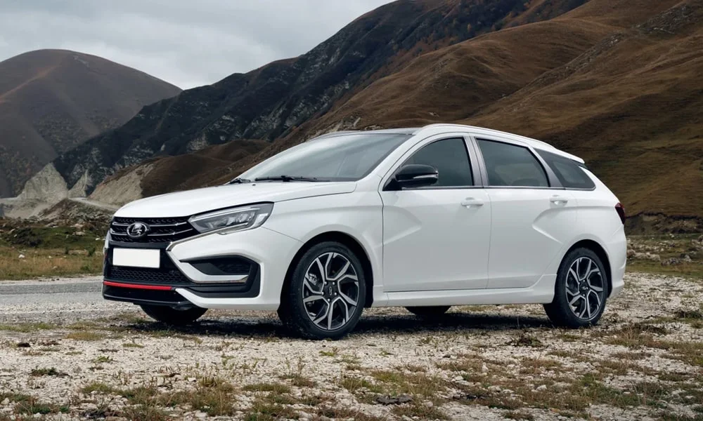 Фото LADA Vesta SW Sportline — вид спереди, фото 6. Передок в белом исполнении — крупная светотехника и выразительный бампер LADA Vesta SW Sportline — вид спереди, фото 6