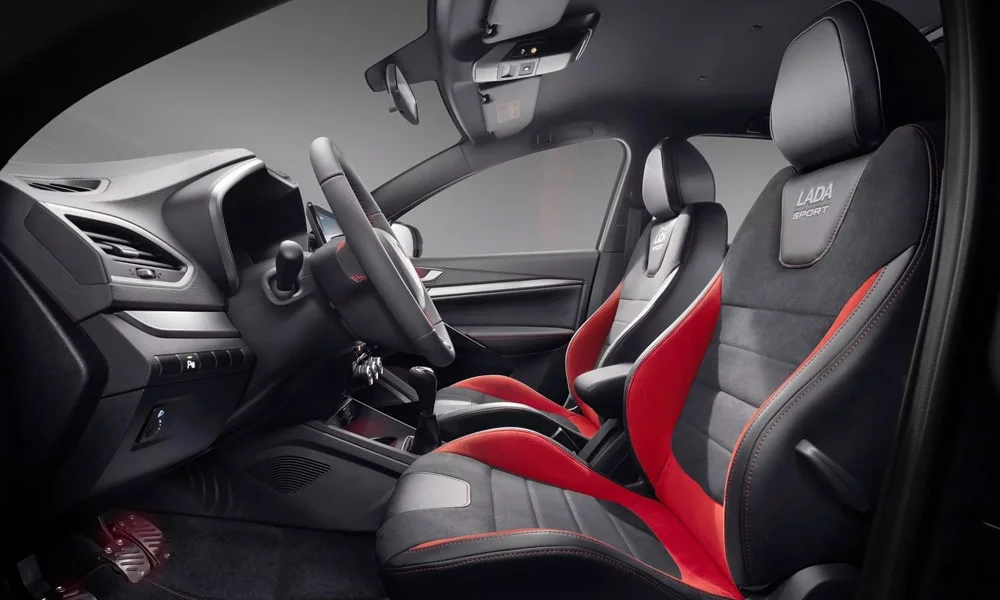 Фото LADA Vesta SW Sportline — передние сиденья. Профиль кресел: боковая поддержка и подголовники LADA Vesta SW Sportline — передние сиденья