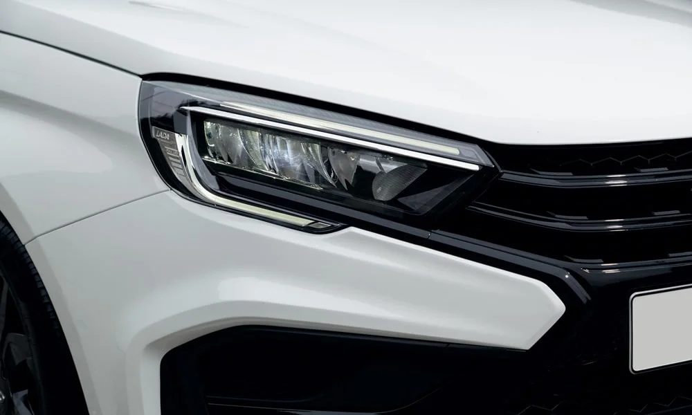 Фото LADA Vesta SW Sportline — передняя оптика. Начинка фары: модули ближнего и дальнего света, ходовые огни LADA Vesta SW Sportline — передняя оптика