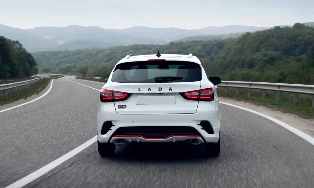 Фото LADA Vesta SW Sportline — вид сзади, фото 3. Белый кузов сзади — фонари и бампер определяют ночной образ модели. Светодиодная полоса или раздельные секции — задняя оптика стала главным украшением кормы LADA Vesta SW Sportline — вид сзади, фото 3