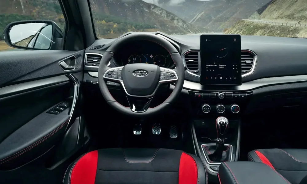 Фото LADA Vesta SW Sportline — руль. Обшивка обода и компоновка спиц крупным планом LADA Vesta SW Sportline — руль