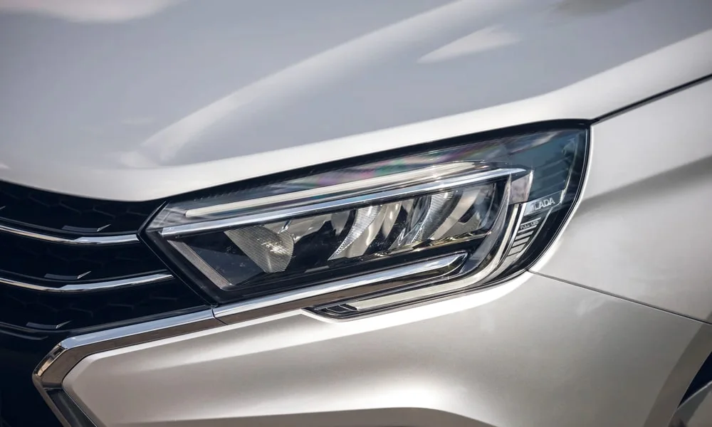 Фото LADA Vesta SW (2023) — передняя оптика. Фара вблизи — самый детализированный элемент экстерьера. Автоматический дальний свет сам переключается при встречном разъезде — есть у ряда версий LADA Vesta SW (2023) — передняя оптика
