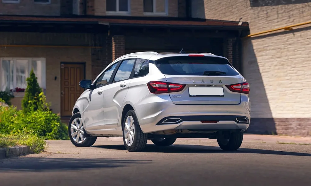 Фото LADA Vesta SW (2023) — вид сзади, фото 3. Графика фонарей, бампер и оформление пятой двери LADA Vesta SW (2023) — вид сзади, фото 3