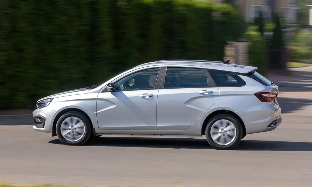 LADA Vesta SW (2023) — вид сбоку, фото 2