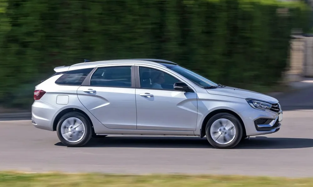 LADA Vesta SW (2023) — вид сбоку, фото 3