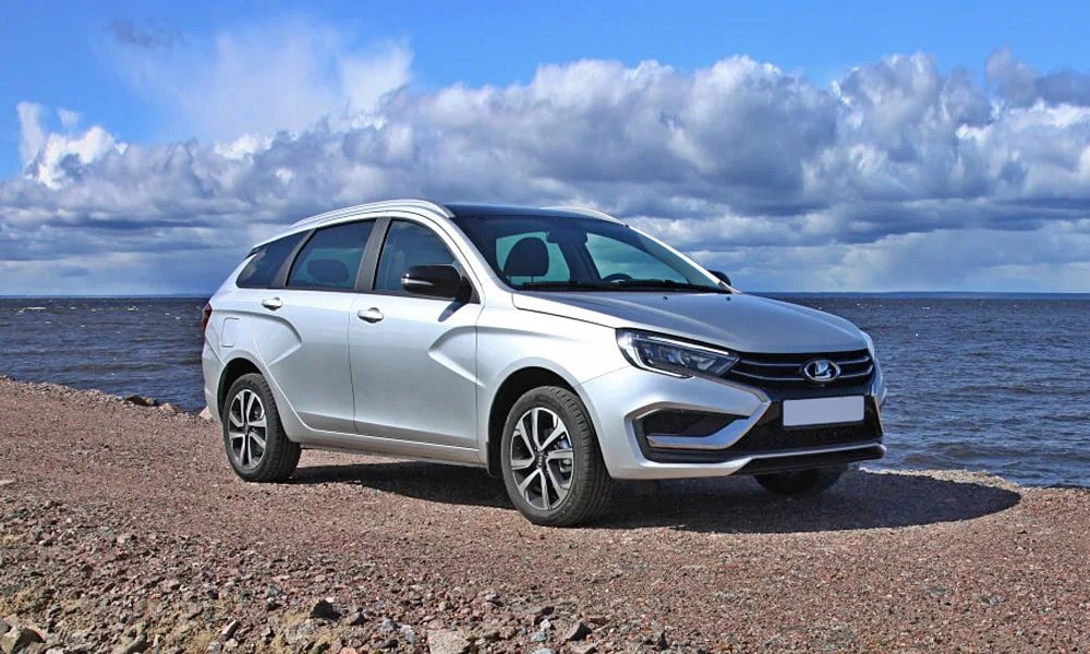 Фото LADA Vesta SW (2023) — вид сбоку, фото 4. Серебристый кузов в профиль — пропорции, высота посадки и дизайн дисков LADA Vesta SW (2023) — вид сбоку, фото 4