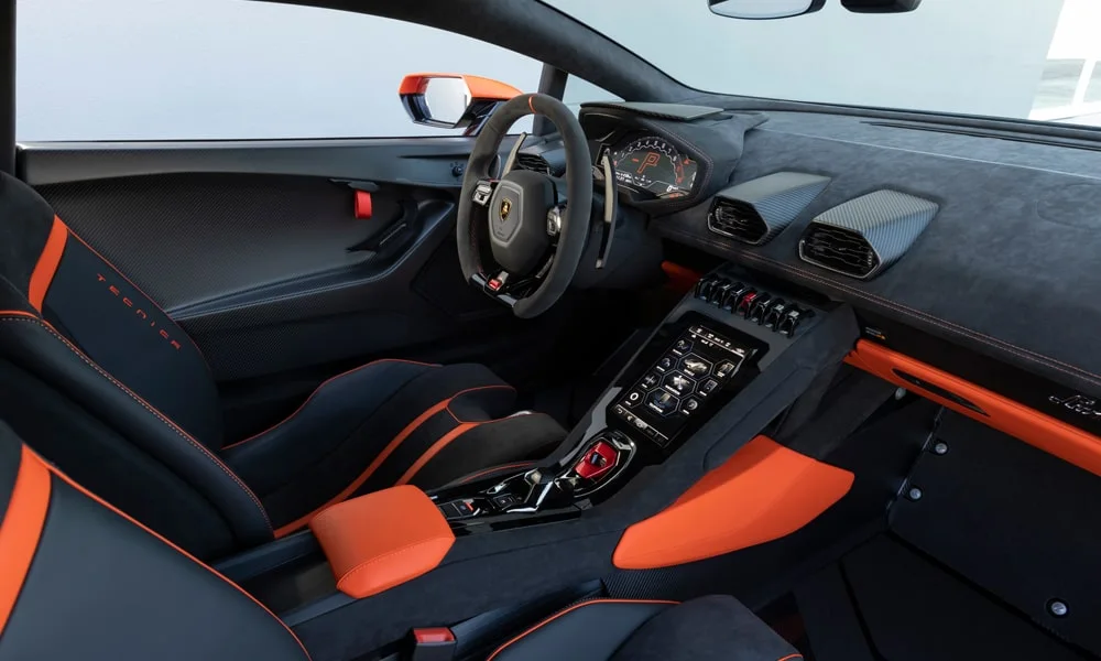 Фото Lamborghini Huracan — передняя панель. Панель в красно-чёрной отделке — видна компоновка экранов и органов управления. Минимум физических кнопок — ставка на экранное управление Lamborghini Huracan — передняя панель