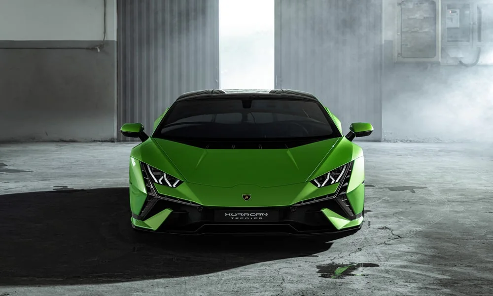 Фото Lamborghini Huracan — вид спереди, фото 5. Оптика, решётка и бампер — первое впечатление о модели. Рисунок ходовых огней — подпись модели, по нему её узнают в потоке Lamborghini Huracan — вид спереди, фото 5