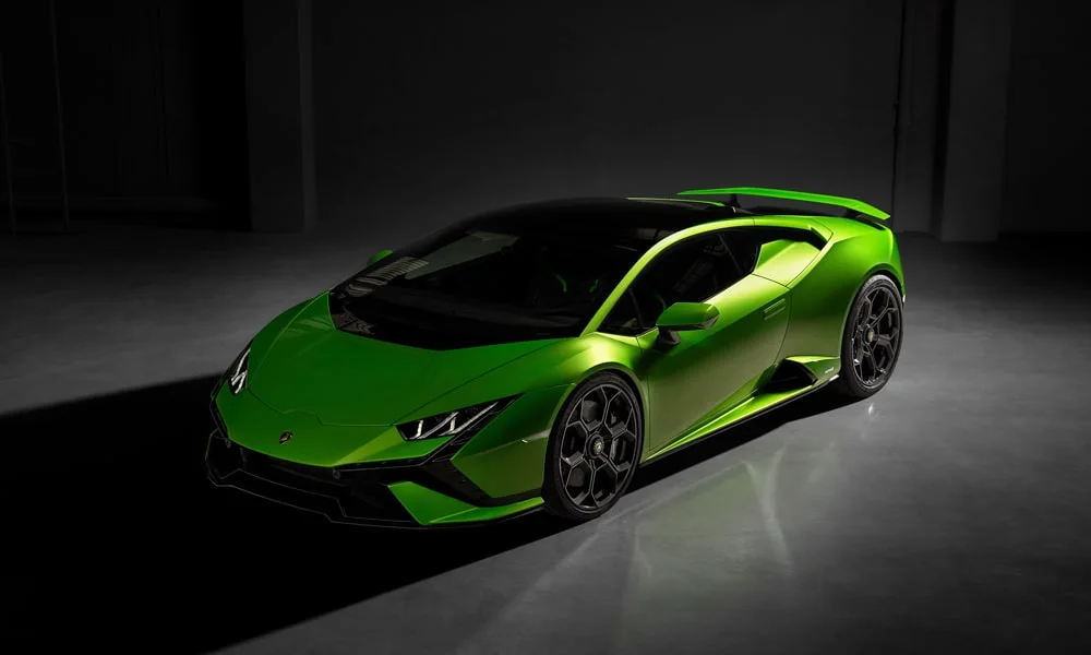 Фото Lamborghini Huracan — вид спереди, фото 6. Анфас: пропорции капота, посадка кузова и графика ходовых огней. Рисунок ходовых огней — подпись модели, по нему её узнают в потоке Lamborghini Huracan — вид спереди, фото 6