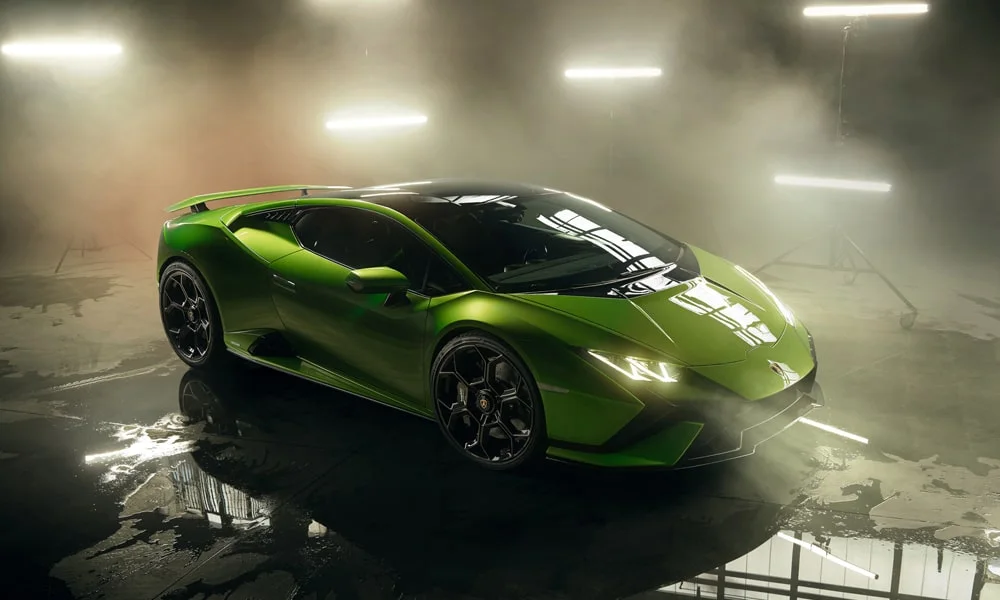 Фото Lamborghini Huracan — вид спереди, фото 8. Передок в зелёном исполнении — крупная светотехника и выразительный бампер. Рисунок ходовых огней — подпись модели, по нему её узнают в потоке Lamborghini Huracan — вид спереди, фото 8