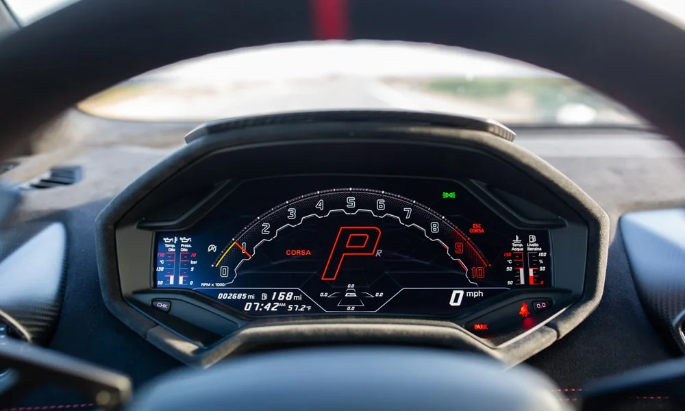Фото Lamborghini Huracan — приборная панель. Экран приборов за рулём — вся ходовая информация перед глазами. Компоновка приборов настраивается в меню у большинства версий Lamborghini Huracan — приборная панель