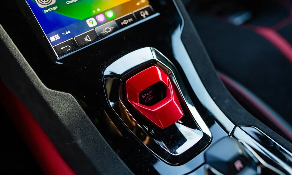 Фото Lamborghini Huracan — селектор коробки передач. Управление коробкой: компактный селектор освобождает место на тоннеле. Режимы движения и электронный ручник собраны рядом с селектором Lamborghini Huracan — селектор коробки передач