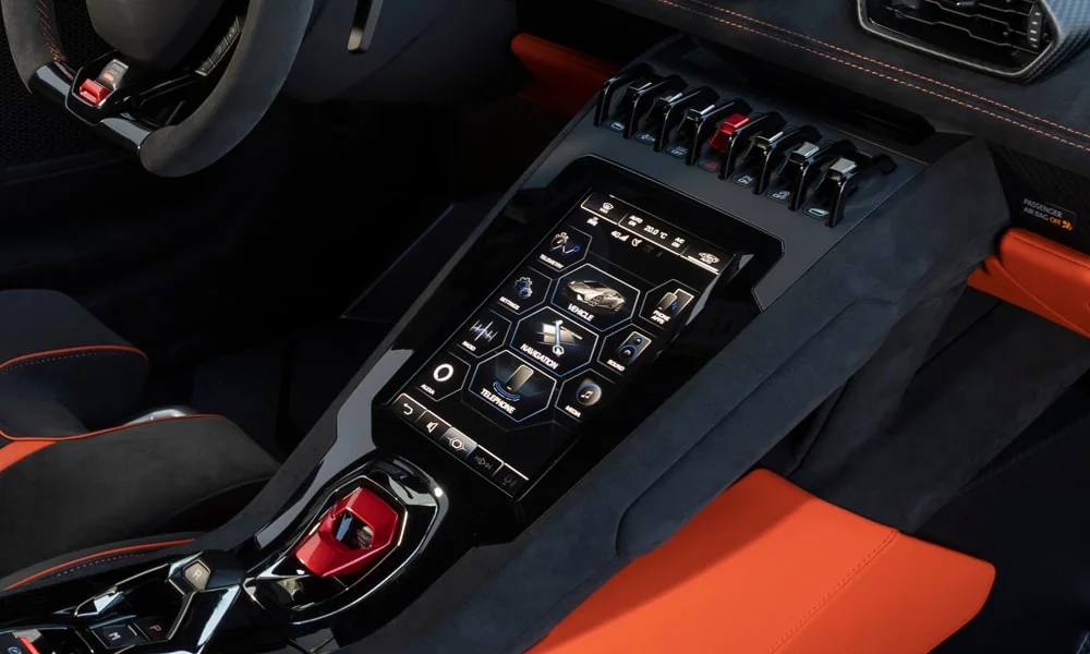 Фото Lamborghini Huracan — селектор коробки передач, фото 2. Селектор трансмиссии на центральной консоли. Режимы движения и электронный ручник собраны рядом с селектором Lamborghini Huracan — селектор коробки передач, фото 2