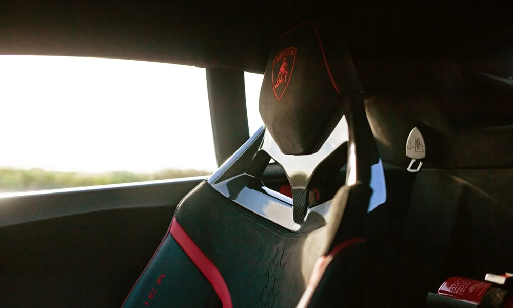 Фото Lamborghini Huracan — интерьер, фото 3. Общий план салона: архитектура панели, консоль и кресла Lamborghini Huracan — интерьер, фото 3