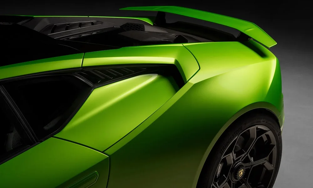 Фото Lamborghini Huracan — вид сзади, фото 4. Графика фонарей, бампер и оформление пятой двери. Насадки выхлопа или их имитация внизу бампера различают версии Lamborghini Huracan — вид сзади, фото 4