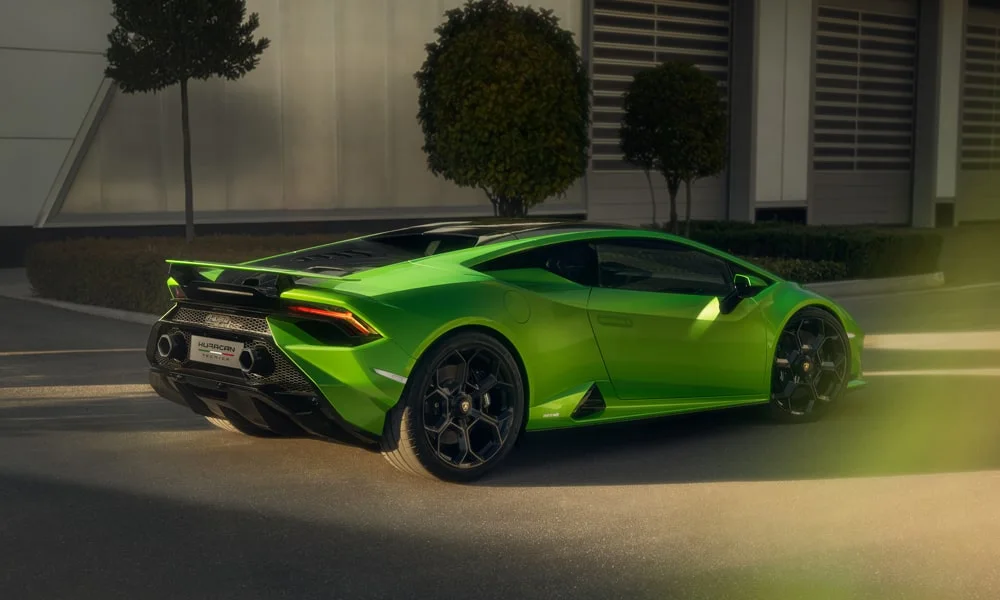 Фото Lamborghini Huracan — вид сзади, фото 5. Линия крыши, стойки и задняя дверь в зелёном исполнении. Светодиодная полоса или раздельные секции — задняя оптика стала главным украшением кормы Lamborghini Huracan — вид сзади, фото 5