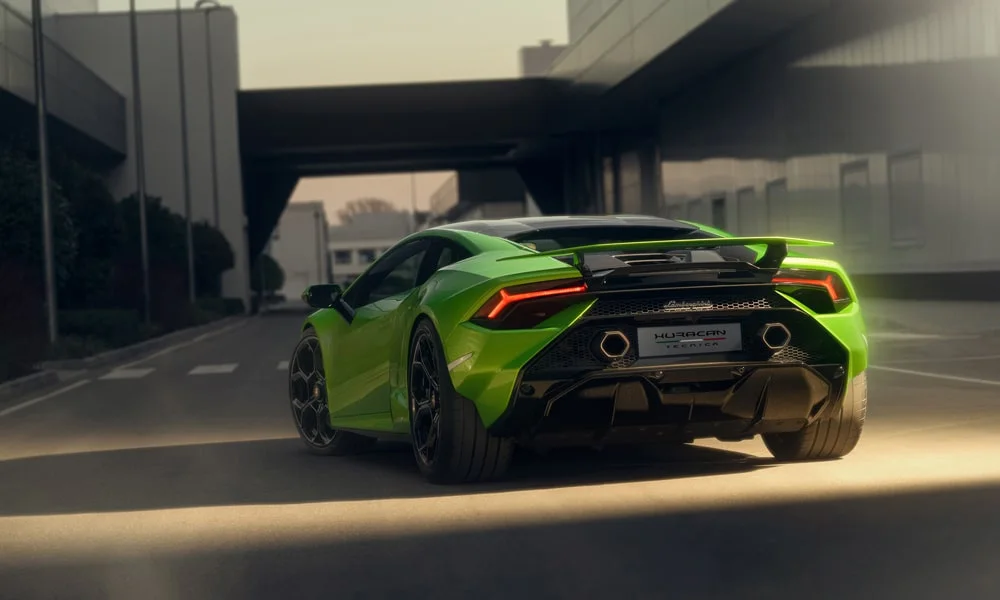 Фото Lamborghini Huracan — вид сзади, фото 6. Корма в зелёном цвете: графика фонарей и пластика пятой двери. Светодиодная полоса или раздельные секции — задняя оптика стала главным украшением кормы Lamborghini Huracan — вид сзади, фото 6
