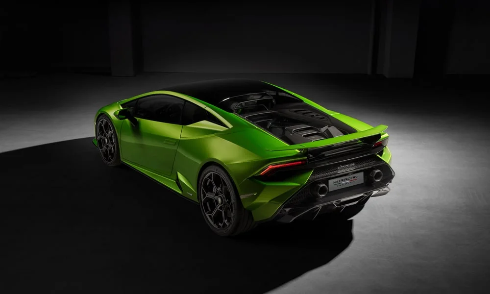 Фото Lamborghini Huracan — вид сзади, фото 7. Зелёный кузов сзади — фонари и бампер определяют ночной образ модели. Светодиодная полоса или раздельные секции — задняя оптика стала главным украшением кормы Lamborghini Huracan — вид сзади, фото 7