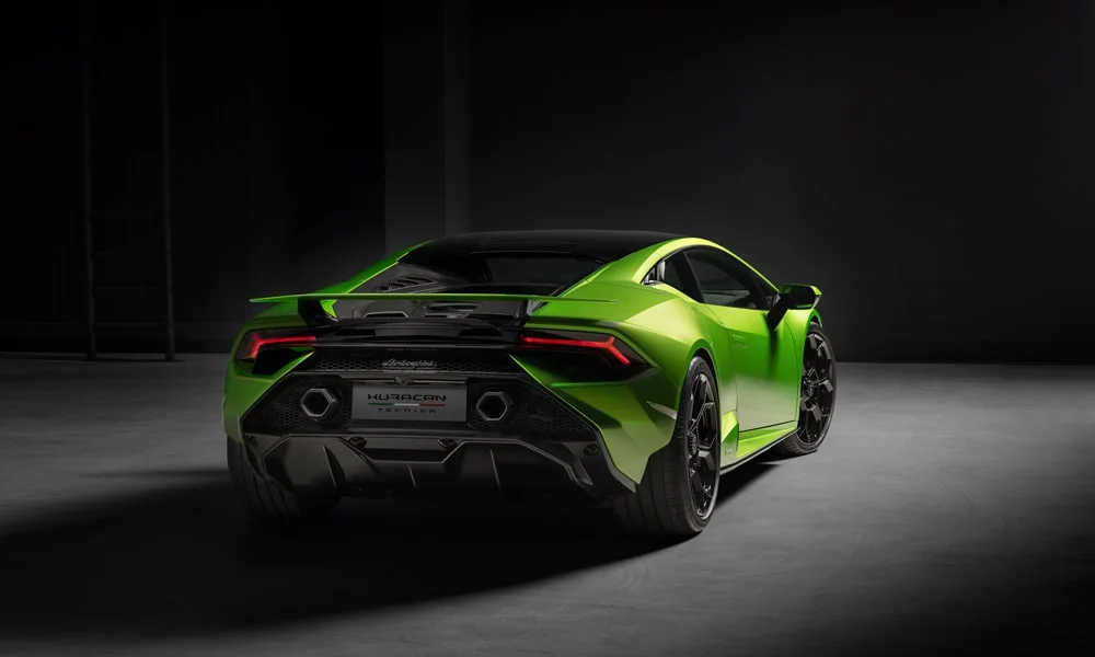 Фото Lamborghini Huracan — вид сзади, фото 8. Корма в зелёном цвете: графика фонарей и пластика пятой двери. Светодиодная полоса или раздельные секции — задняя оптика стала главным украшением кормы Lamborghini Huracan — вид сзади, фото 8