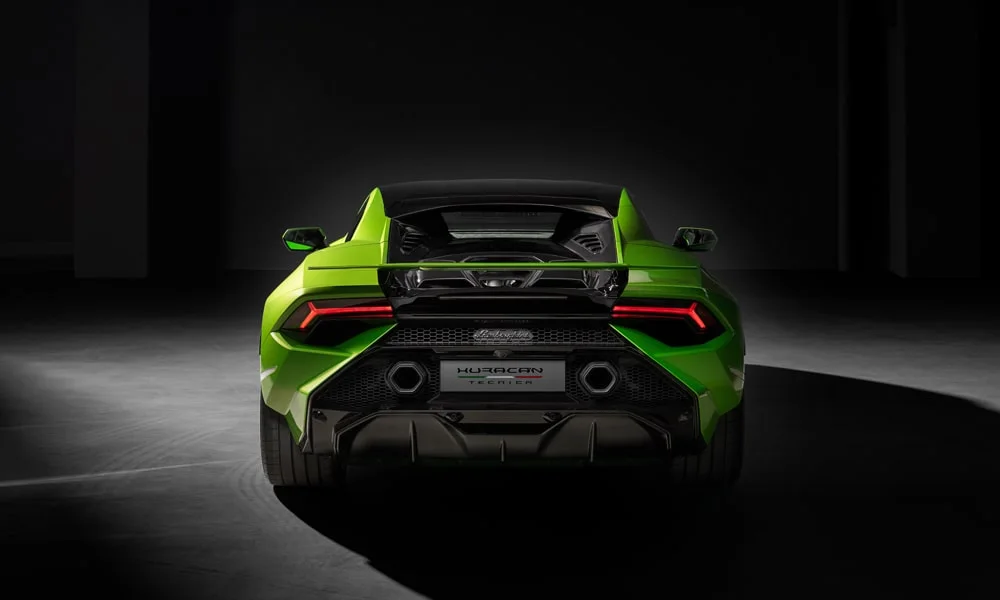 Фото Lamborghini Huracan — вид сзади, фото 9. Линия крыши, стойки и задняя дверь в зелёном исполнении. Насадки выхлопа или их имитация внизу бампера различают версии Lamborghini Huracan — вид сзади, фото 9